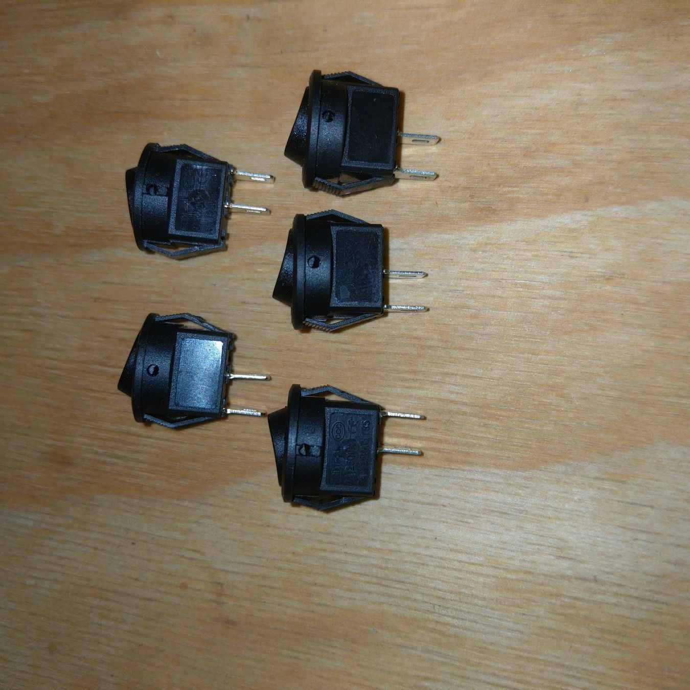 Schalter: Wippschalter mini schwarz 250V 16mm 5x – Neu und originalverpackt aus Neunkirch von MaElekt 1