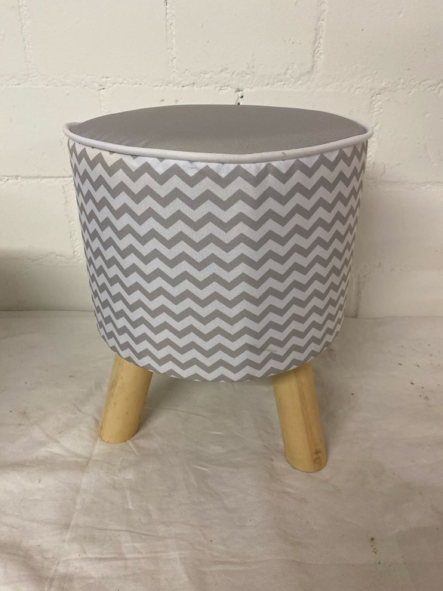 Sgabelli: 2 . Stylischer Hocker mit Holzfüssen – Usato da sursee venduto da trilli-tralli 2