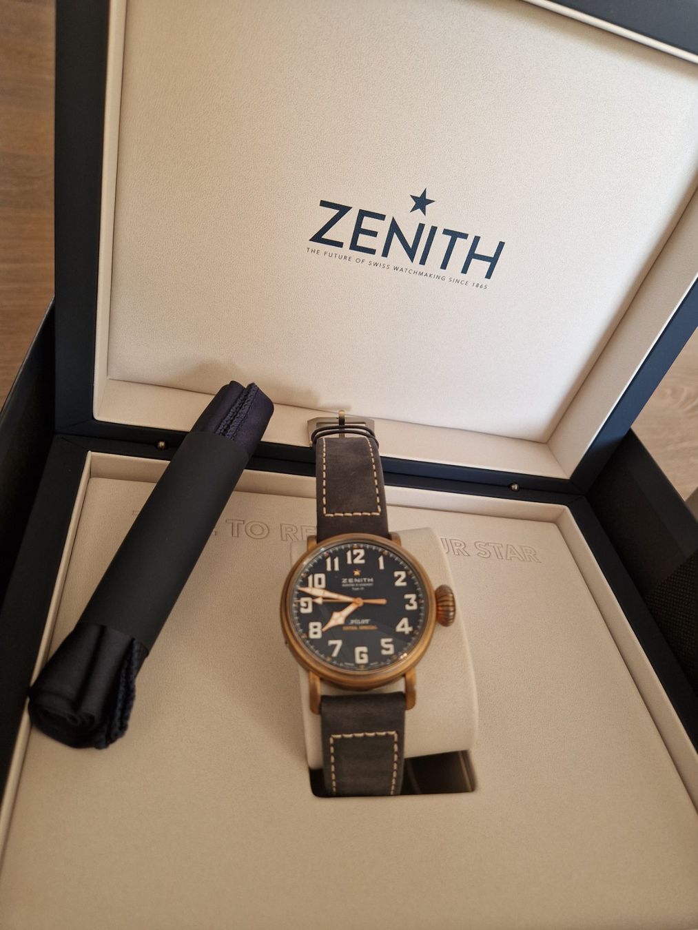 Zenith Montres: NEU ZENITH "PILOT TYPE 20 EXTRA SPECIAL" 07.2026 NP 7'400CHF – Neuf avec emballage d'origine à Neftenbach par Taschen-Uhren 7