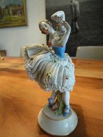 Antike Porzellan Tänzerin. Die kleine Fingerkuppe fehlt.