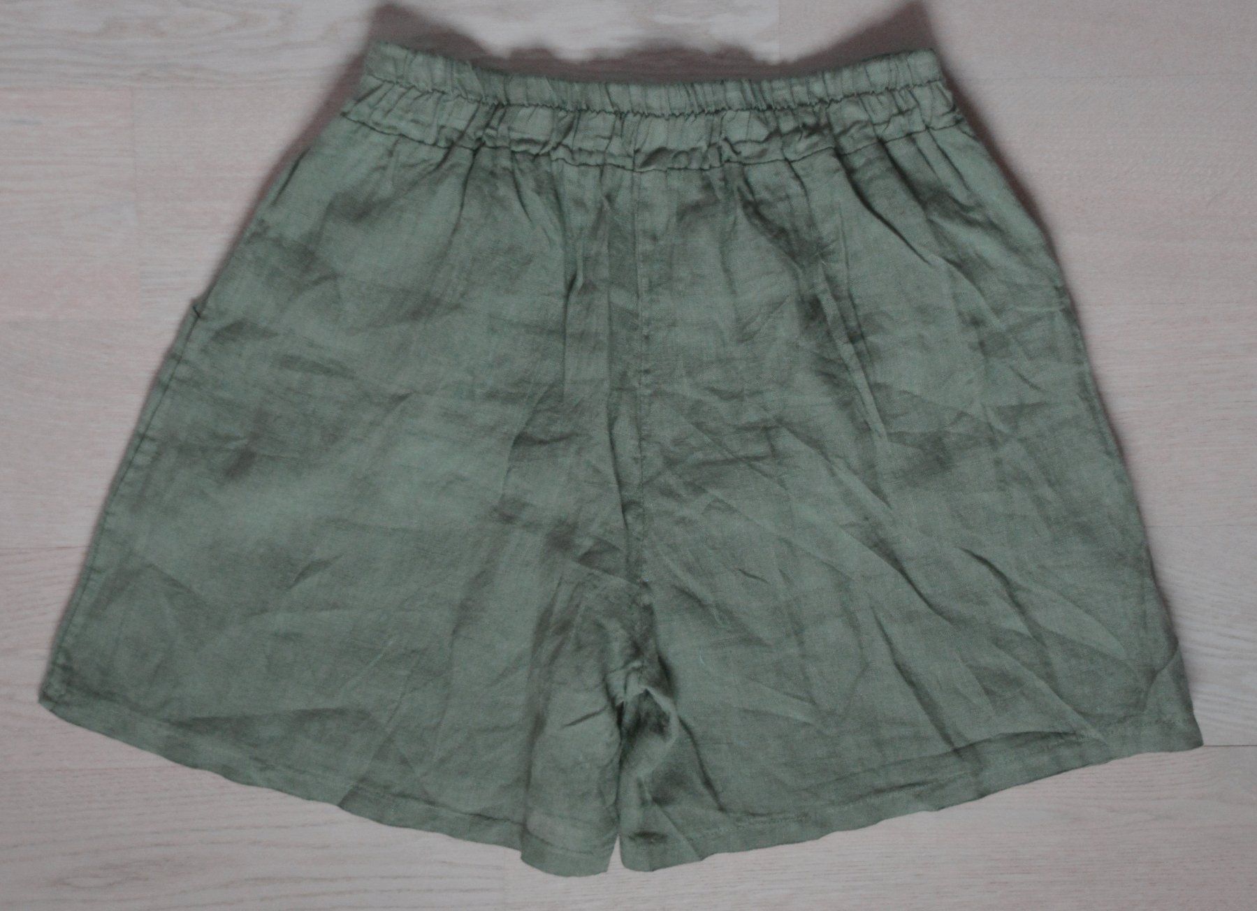 Pantaloni: Olivegrüne Leinen Shorts von Maya – Usato da Niederhasli venduto da littledrop 1