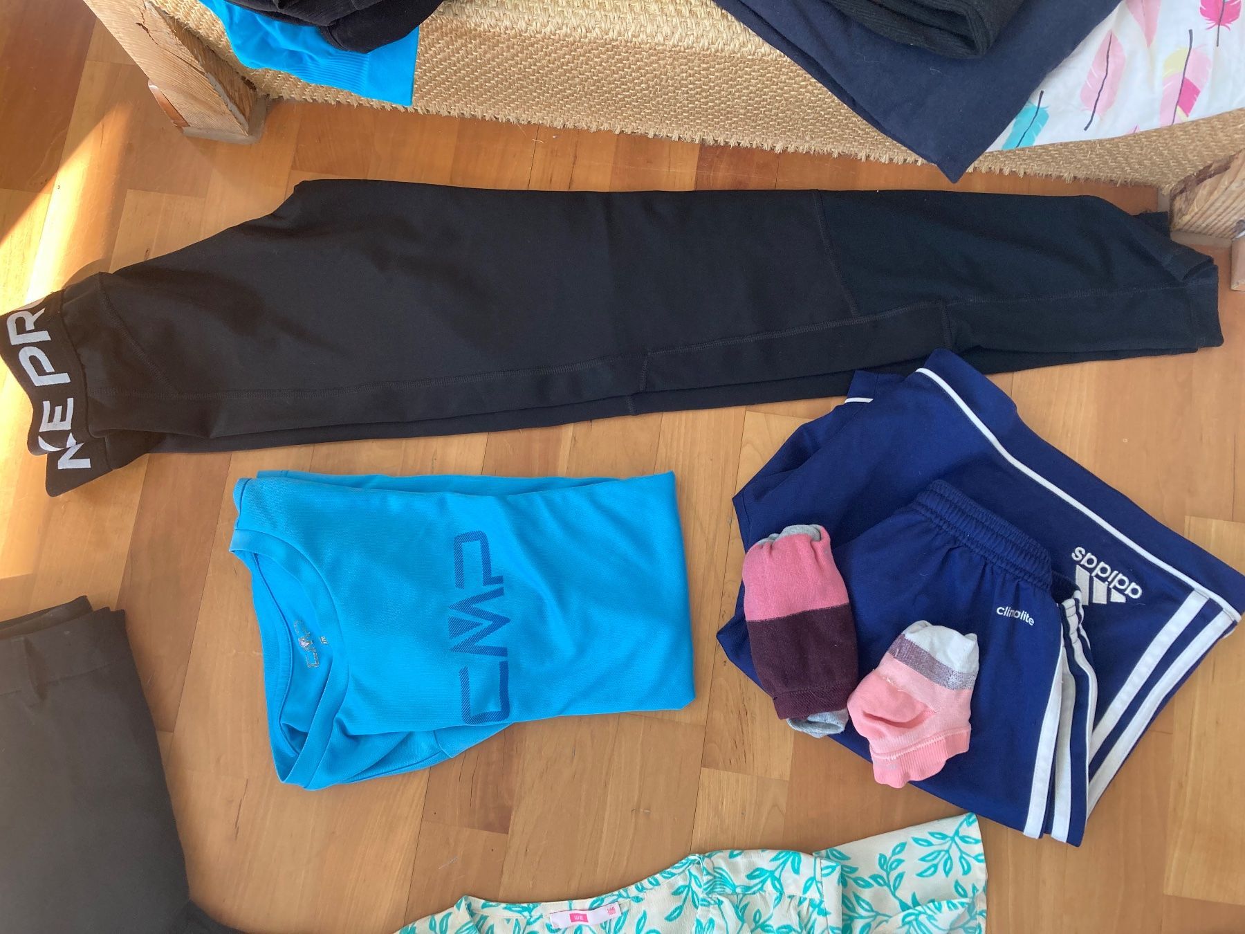 Kleiderpakete & -sets: Kleiderpaket für Mädchen / Teens – Gebraucht aus Winterthur von SurfSwiss 2