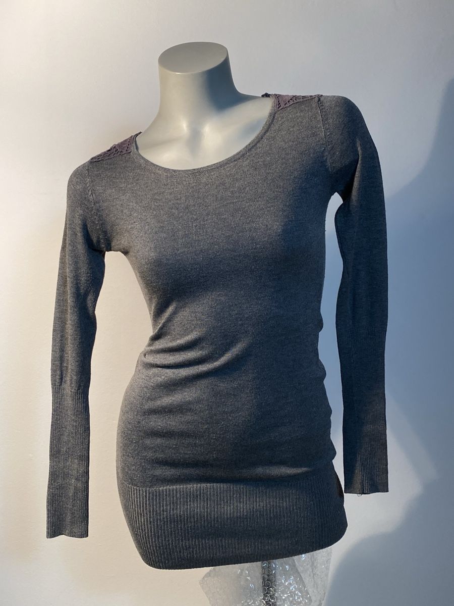 Maglioni & Felpe: Papillonne Pullover , Grau, Spitze am Rücken, Grösse S – Usato da St.Gallen venduto da Schischi86 1