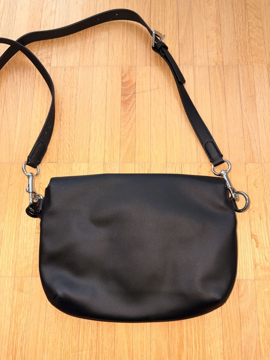 Lacoste Taschen für Damen: Schwarze Lacoste Umhängetasche – Gebraucht aus Winterthur von Davidloetscher 1