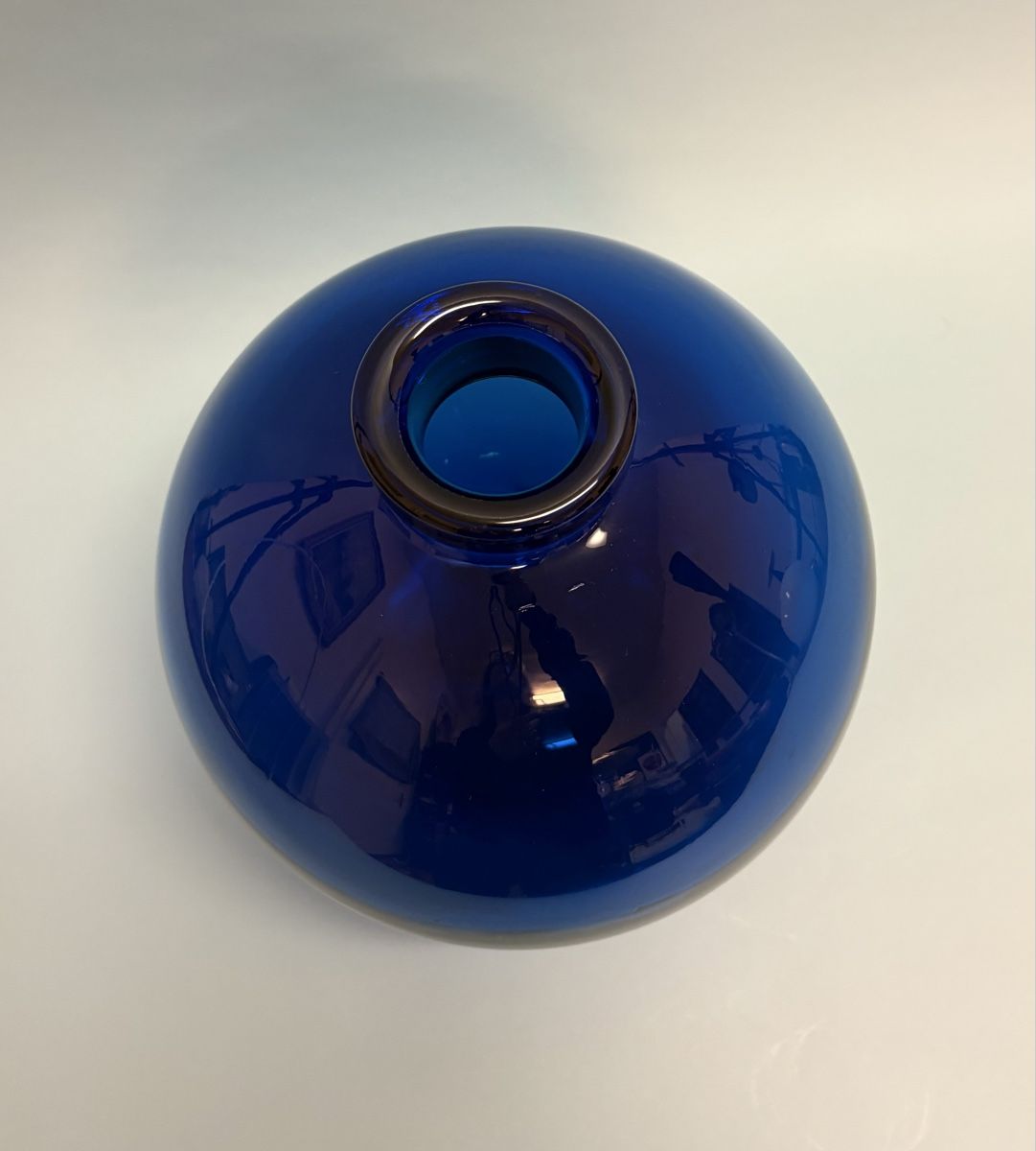 Vasi & Recipienti: Blaue Vintage Kugelvase aus Glas – Usato da Zürich venduto da timeless.tones 2