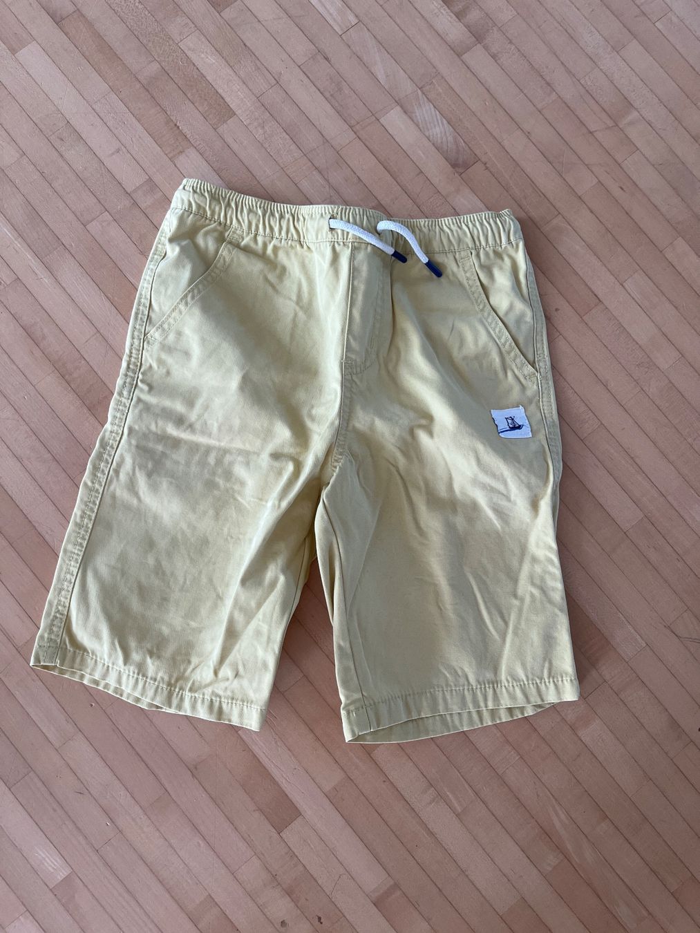 Pantaloni: Shorts hellgelb 128 – Usato da Horgen venduto da Hoppelhase11