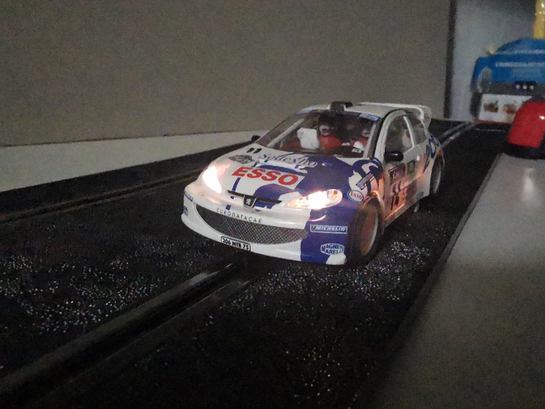 Piste: SCX Peugeot 206 mit Allrad und Licht – Usato da Winterthur venduto da Lonpos1