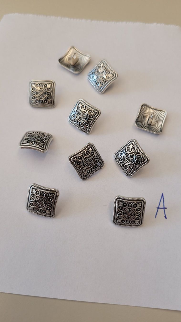 Bottoni: 10 boutons carrés – Nuovo e nell'imballaggio originale da Saxon venduto da Sebdem