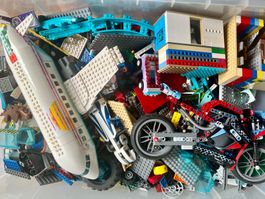 Grosse LEGO-Sammlung mit vielen Steinen und Spezialteilen.