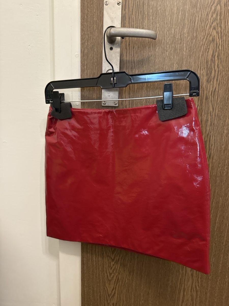 Moschino Gonne: Patent red moschino skirt – Nuovo e nell'imballaggio originale da Zürich venduto da ann_mr2x 3