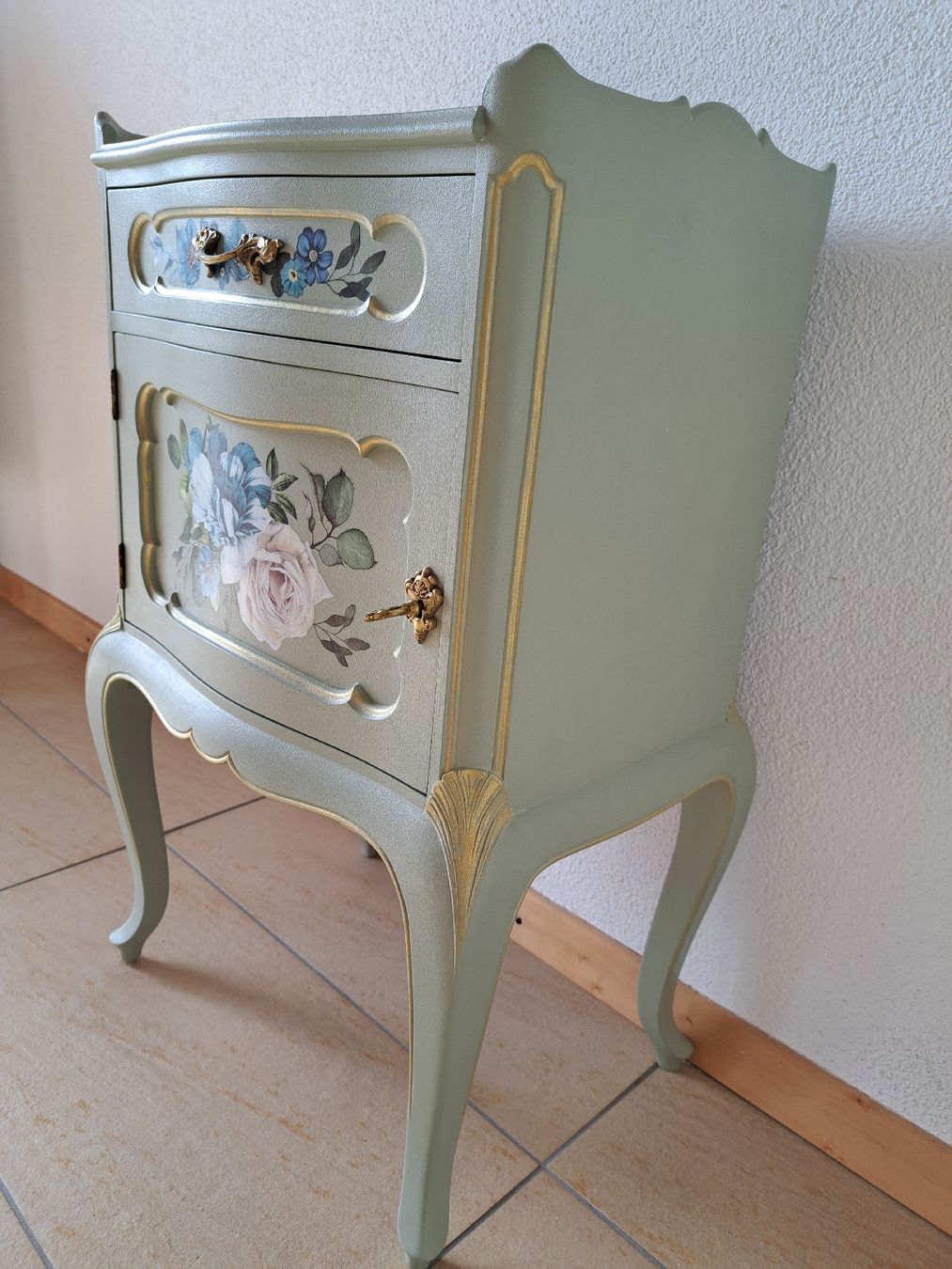 Cassettiere: Wunderschönes Beistellschränklein im Rokoko-Stil – Usato da Urswil venduto da Deko-Meise 1