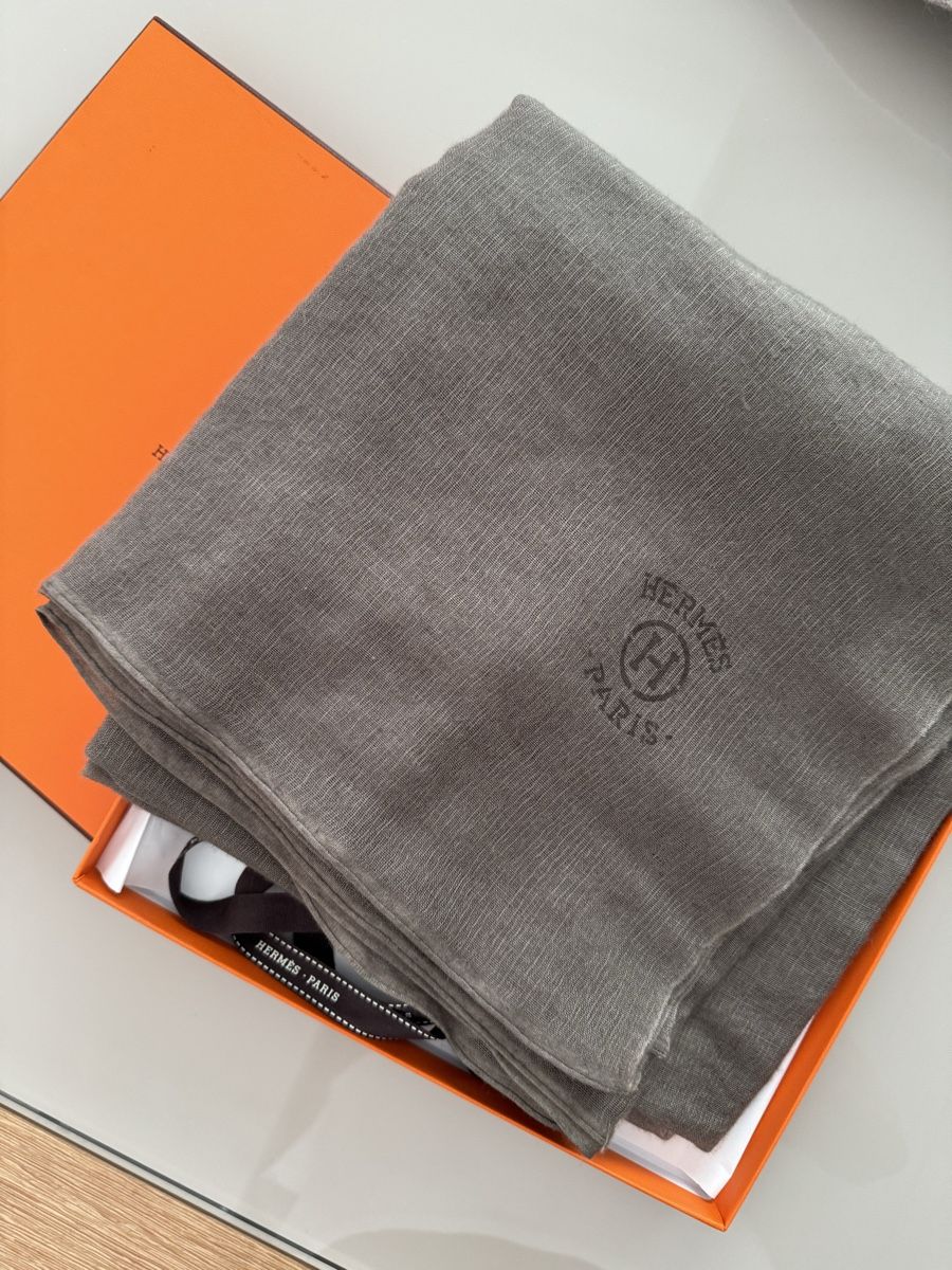 Hermès Foulard & Sciarpe: Étole Plume Hermès 100/200 cm – Nuovo (secondo la descrizione) da Nyon venduto da Swiss.quality