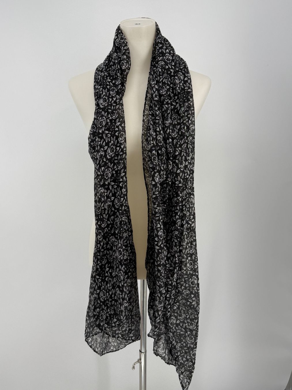 Foulard & Sciarpe: Schwarzer Schal mit Blumenmuster – Usato da Auenstein venduto da moin. 1