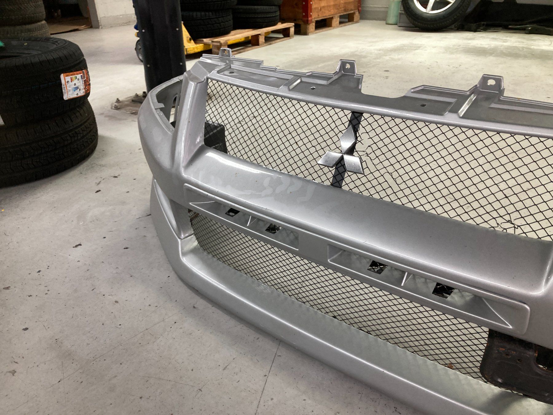 Tutti pezzi di ricambio auto: Mitsubishi Lancer EVO 7 Stossstange Vorne Silber – Usato da Cham venduto da WB2223 3