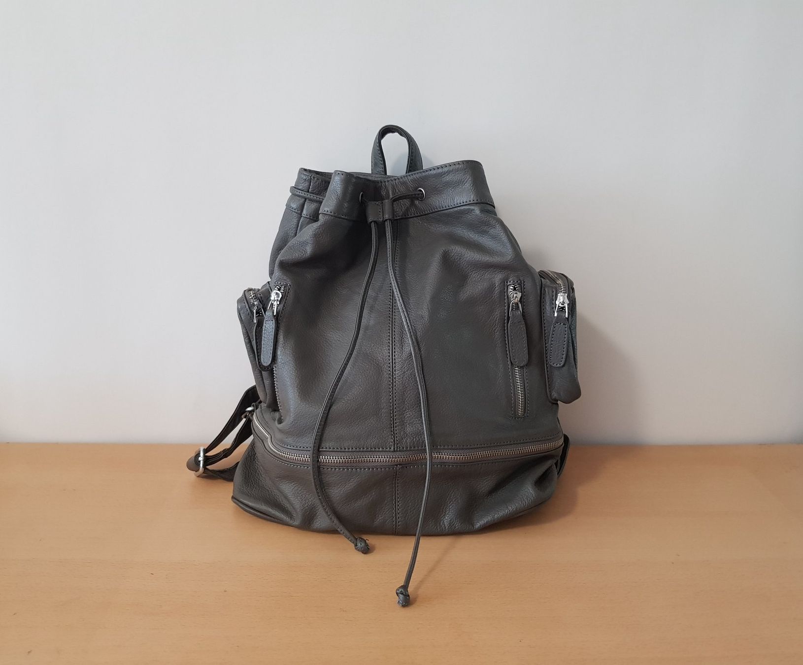 Sacs à dos: Scooter Lederrucksack in Grau – D'occasion à Basel par Birs868