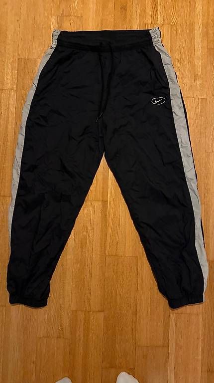 Nike Pantaloni: Nike Vintage Trackpants – Usato da Oberwil BL venduto da ystli2003