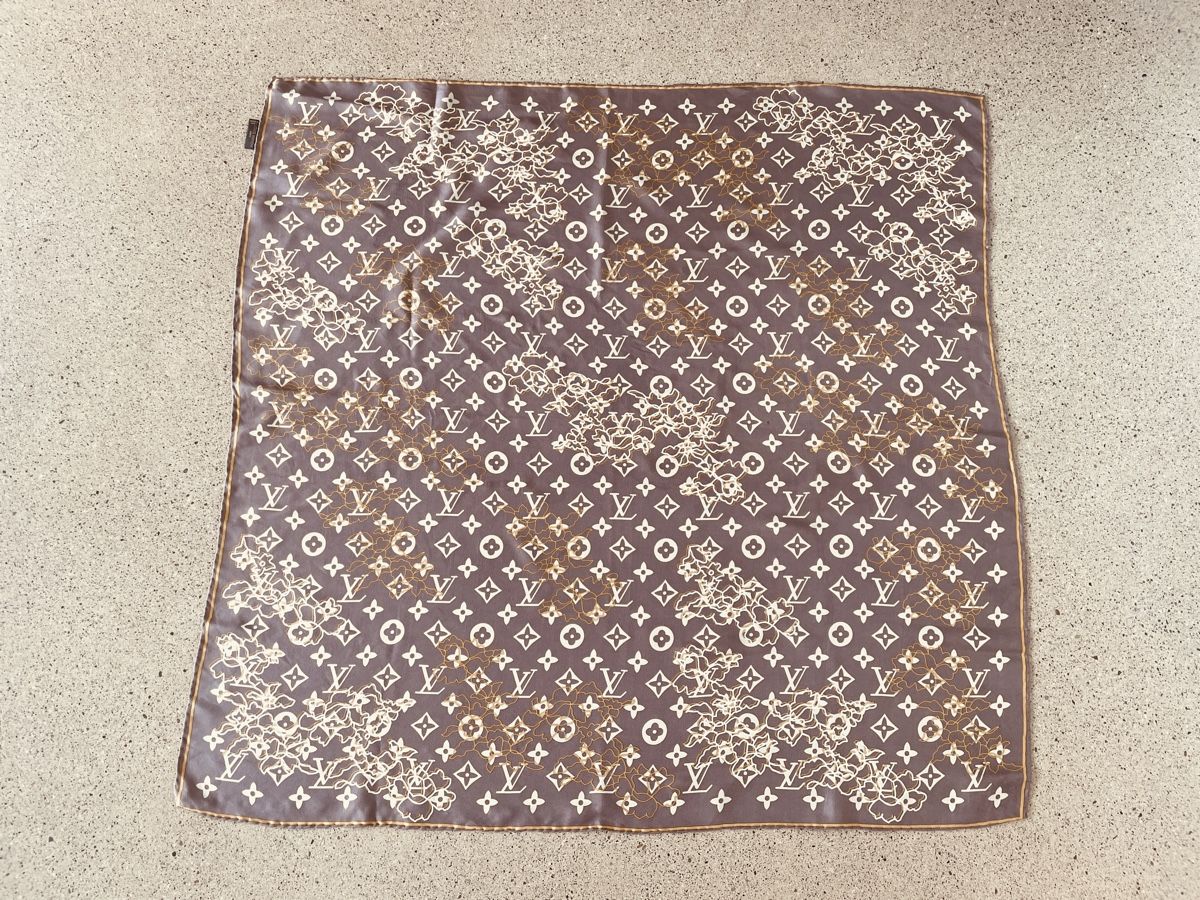 Louis Vuitton Foulard & Sciarpe: Louis Vuitton Silk Schal – Usato da Stäfa venduto da Nicole093