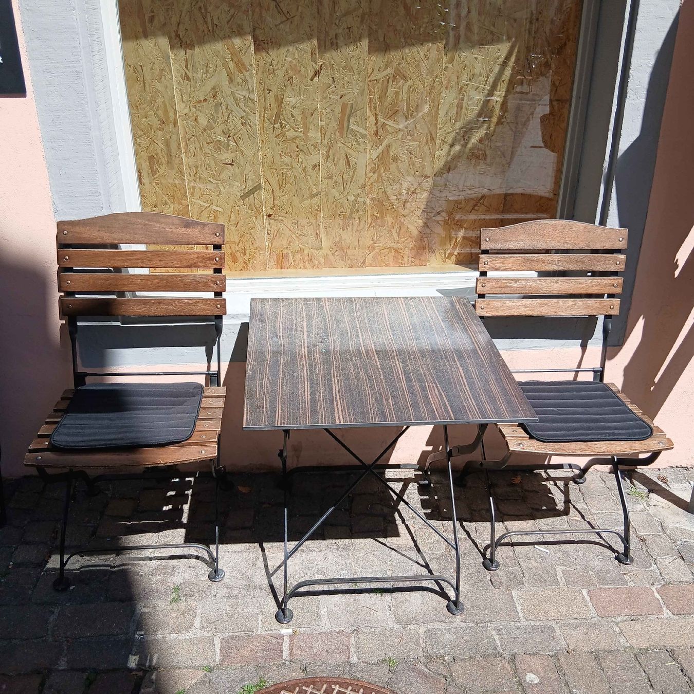 Tischset: Gartentisch mit 2 Stühlen Holz Metall schwarz – Gebraucht aus Rapperswil SG von Danii008