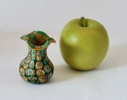 KLEINE MILLEFIORI VASE VON FRATELLI TOSO, MURANO UM 1920.