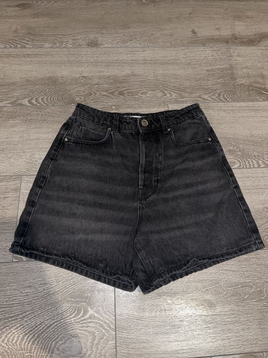 Zara Hosen: Short en jean noir – Gebraucht aus Le Locle von Ophelhugy