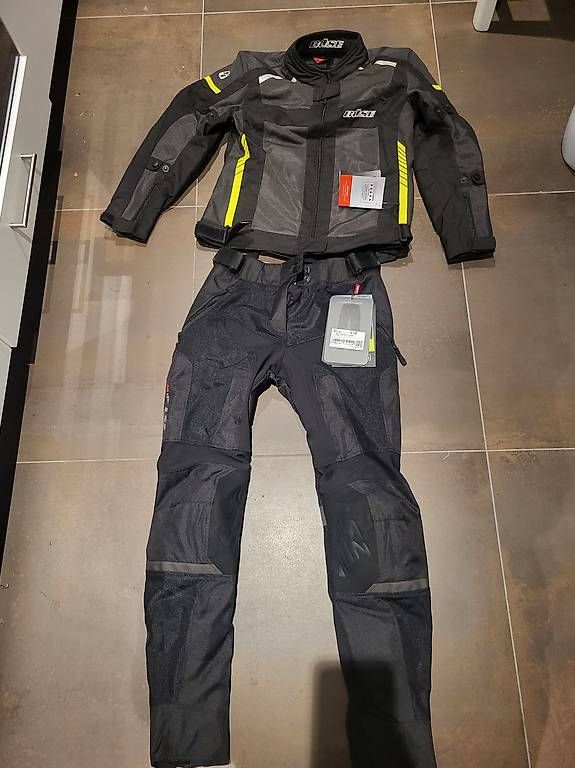 Lotti di vestiti: veste et pantalon de moto – Usato da Moutier venduto da ame_25z6