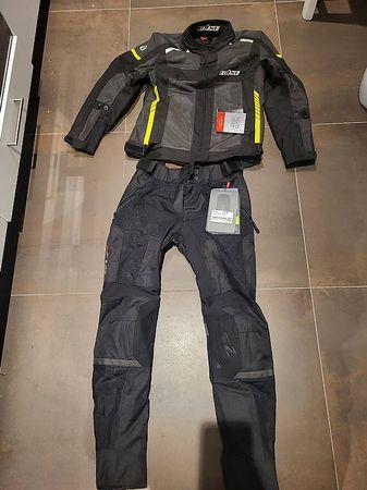 veste et pantalon de moto