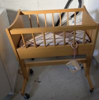 Babywiege aus Holz mit Rollen akzeptabler Zustand