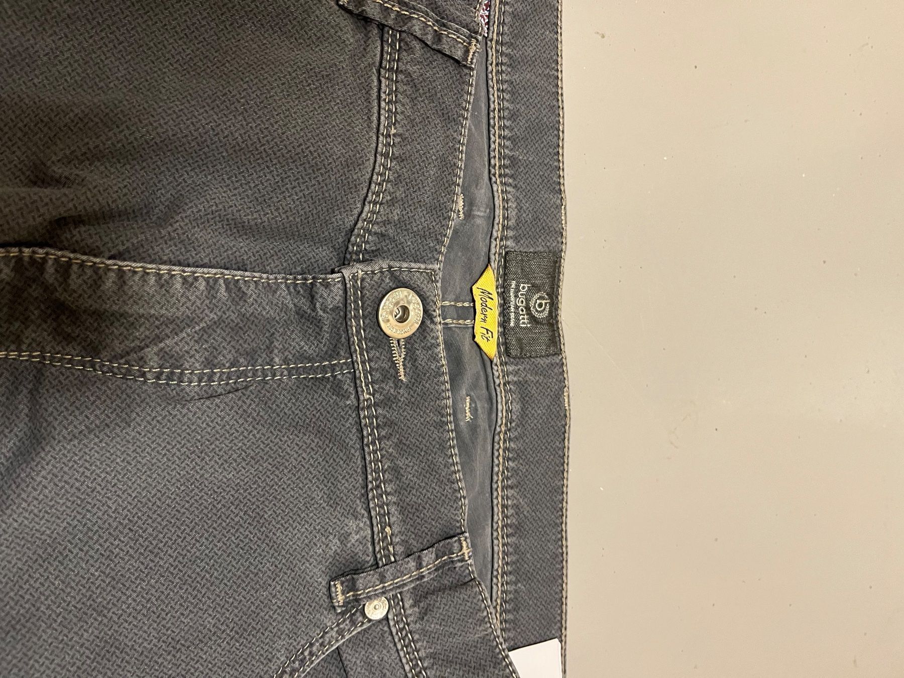 Bugatti Pantaloni: Bugatti Herren Hose Stoff grau 36 – Usato da Steffisburg venduto da Gretchenfrage 1