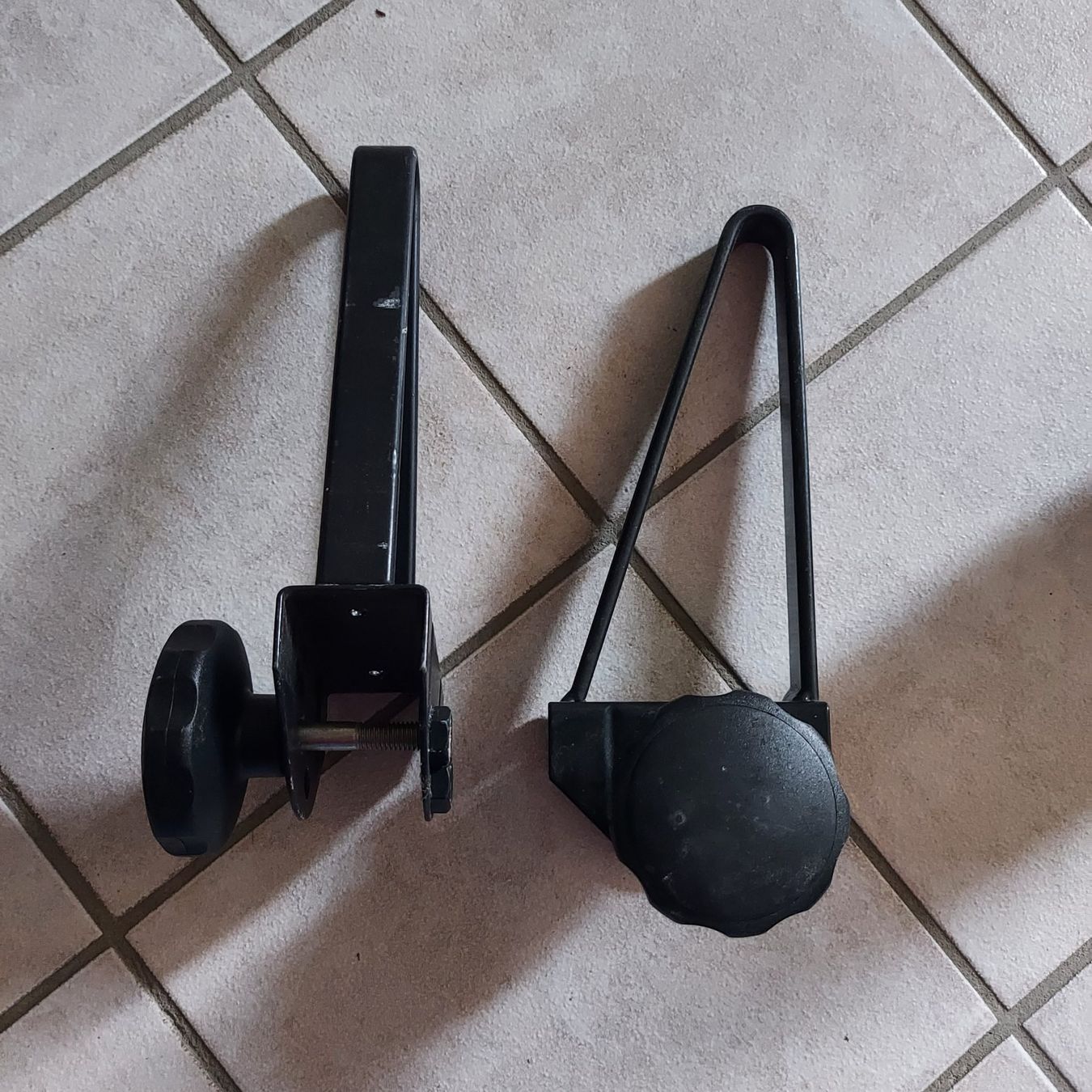 Thule Supporti a parete: Thule Lastenträger-Halter – Usato da Wattwil venduto da saharamaus