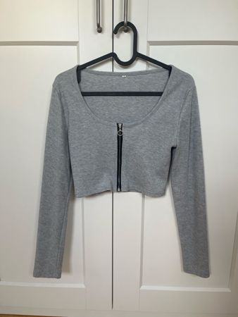 Grauer Crop Pullover, Grösse M (fällt aber sehr klein aus)