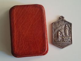 Brosche 1858 mit Etui