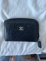 Porte-monnaie Chanel noir Camélia, authentique et chic!