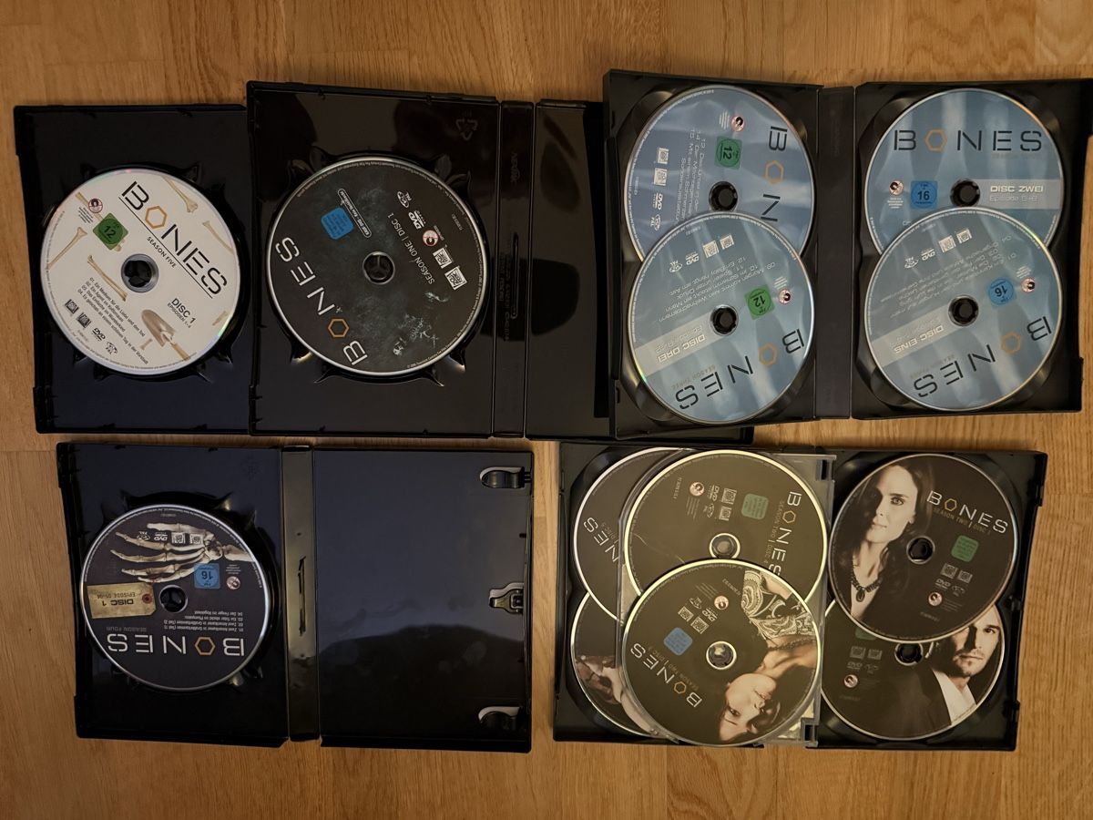 Tutti i DVDs: Bones Season 1-5 – Usato da Basel venduto da Old_Cheddarhand 1
