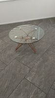 Stylischer Glastisch mit Kupfergestellfarbe