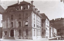 LE LOCLE, la banque cantonale et rue avec des magasins