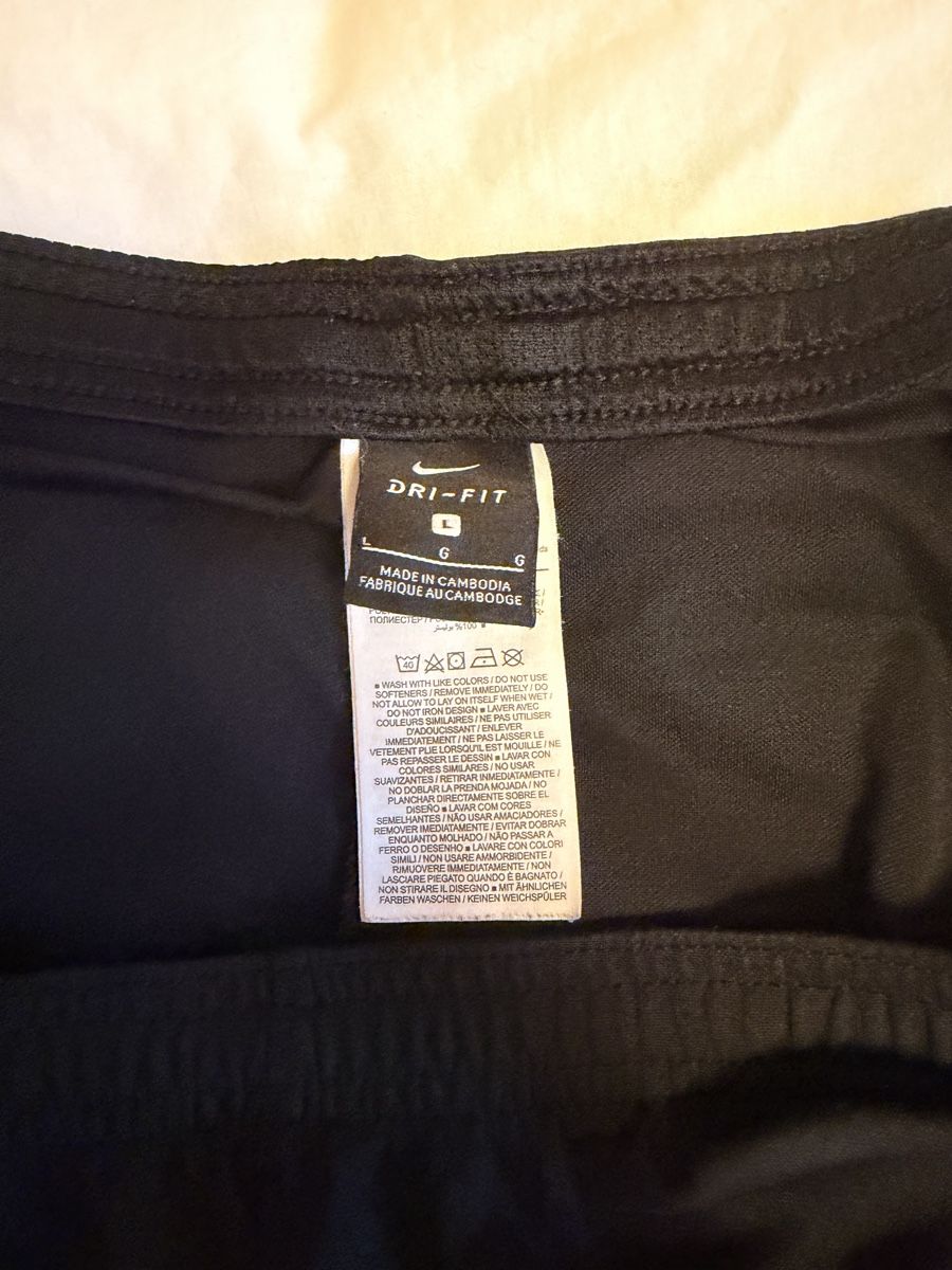 Nike Pantaloni: Short Nike unisexe – Nuovo (secondo la descrizione) da Yverdon-les-Bains venduto da DellanegraJ 2