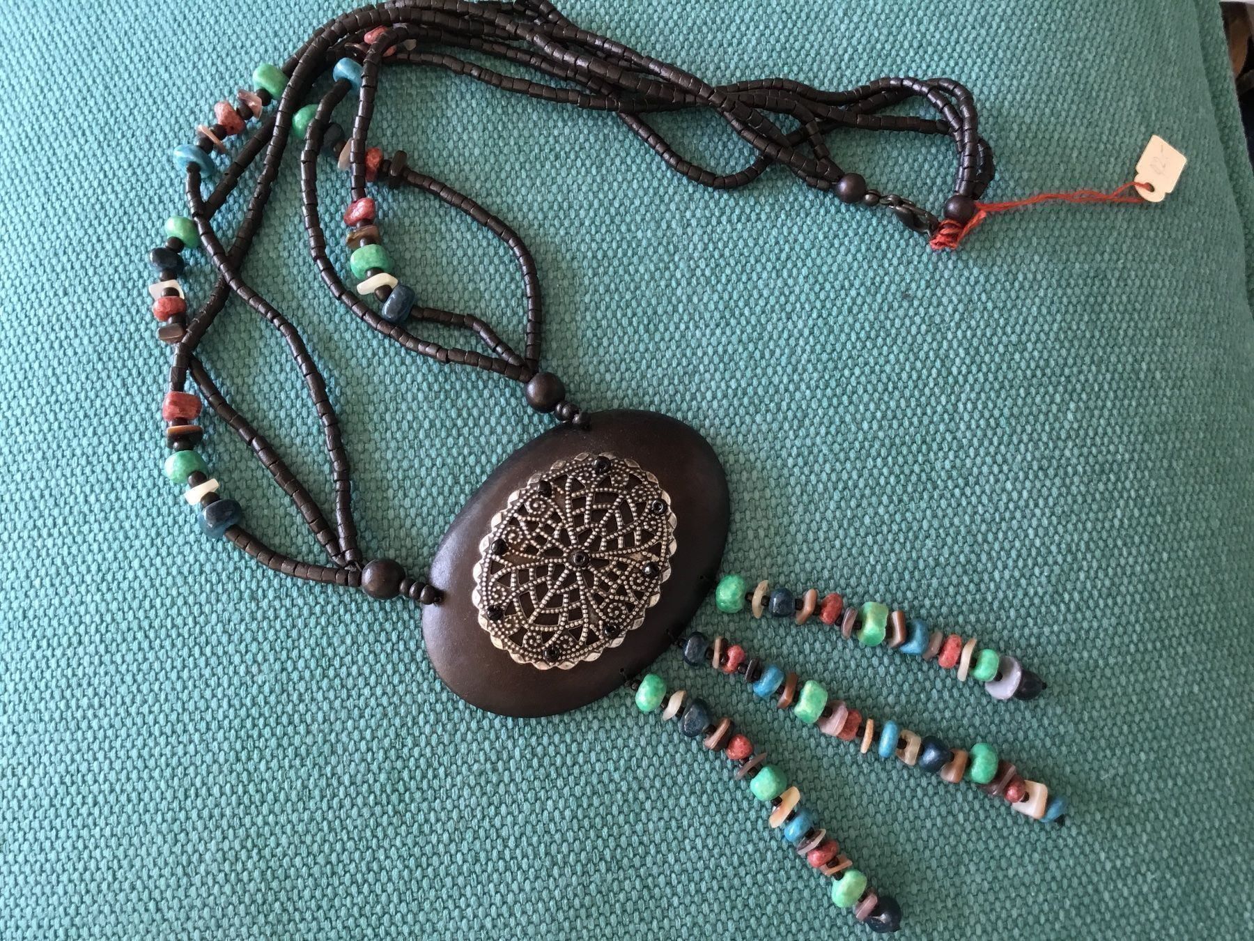 Catenine: Collier bijoux ethnique bois et pierres – Nuovo e nell'imballaggio originale da Le Landeron venduto da nic_8hd5