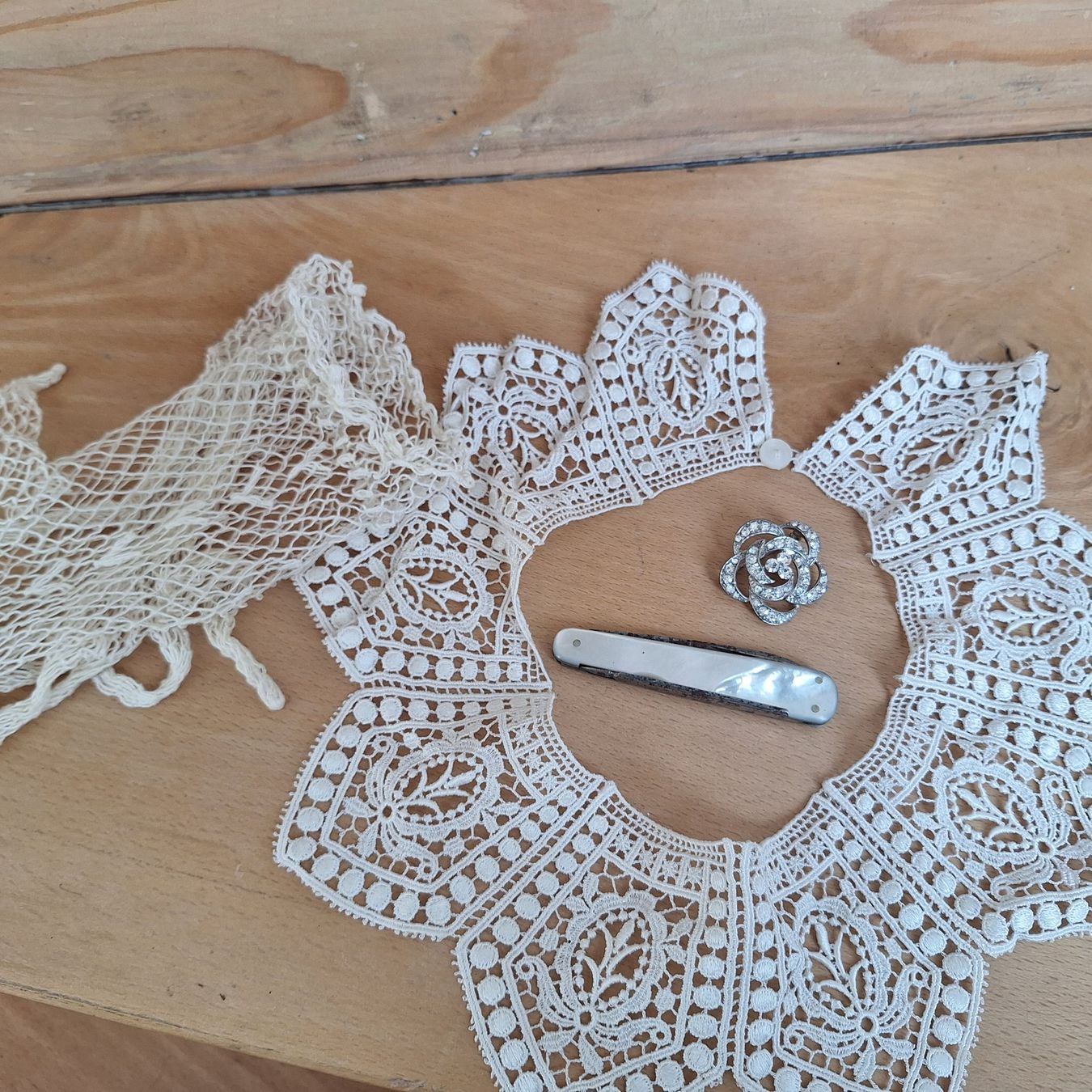 Altri gioielli: Spitzenkragen, Perlmuttsackmesser, Häkelhandschuhe, Brosche – Usato da Winterthur venduto da ric_rl7n 2