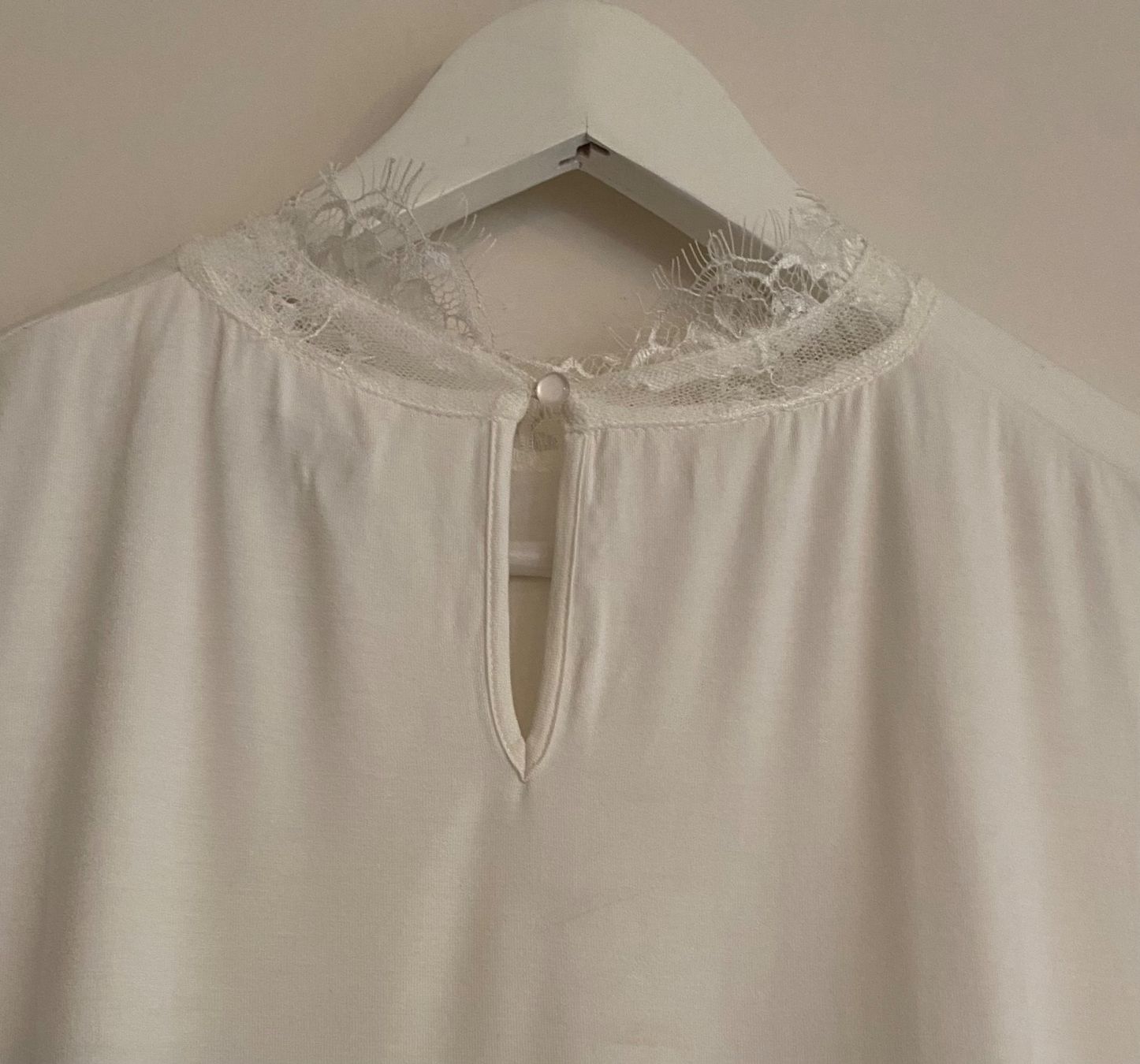 T-shirt: Oberteil in Weiss, Gr. 42 – Usato da Zürich venduto da Maria2021 4