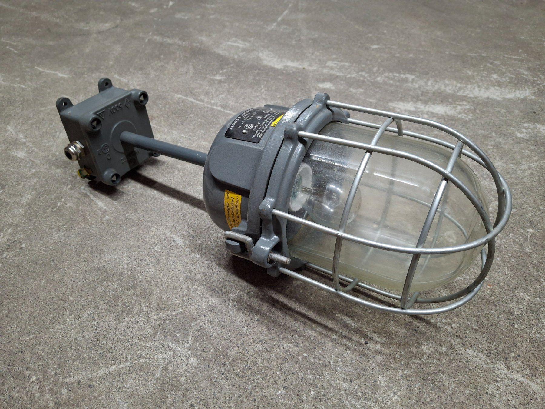 Lampade: Industrieleuchte , Bunkerlampe – Usato da Uitikon Waldegg venduto da grunderautogmbh 1