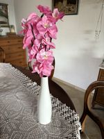 Keramikvase mit künstlichem Strauss mit Beleuchtung