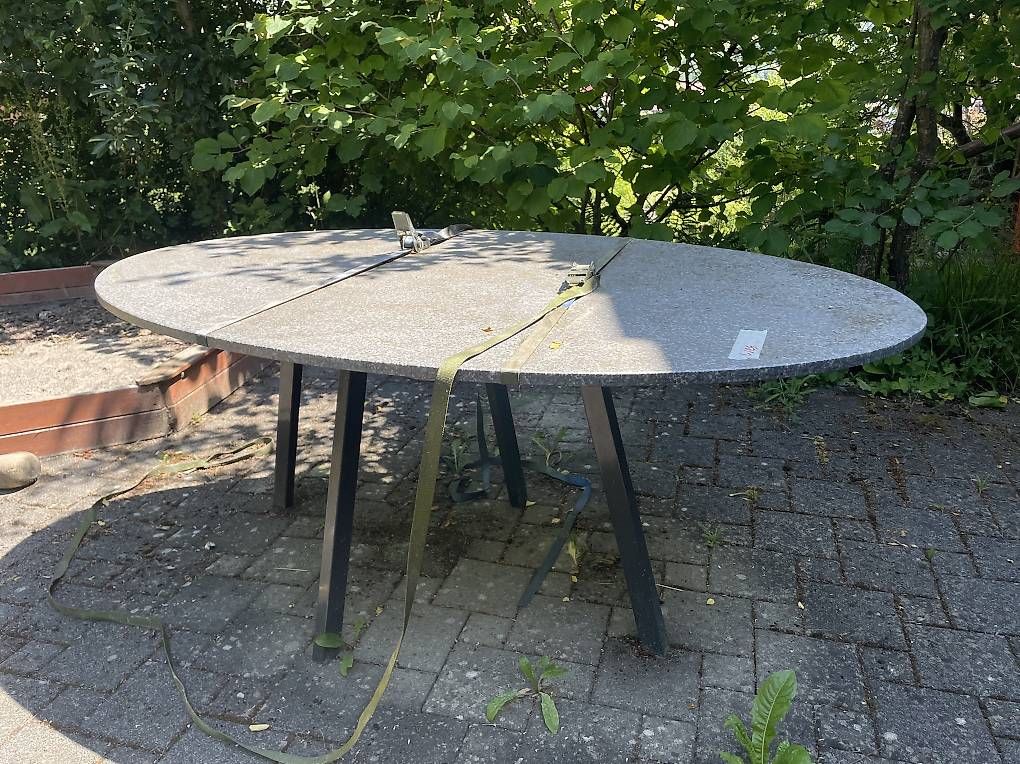 Tische: Tisch mit schöner Granitplatte – Gebraucht aus Weier im Emmental von ajnakrim
