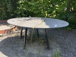 Tisch mit schöner Granitplatte