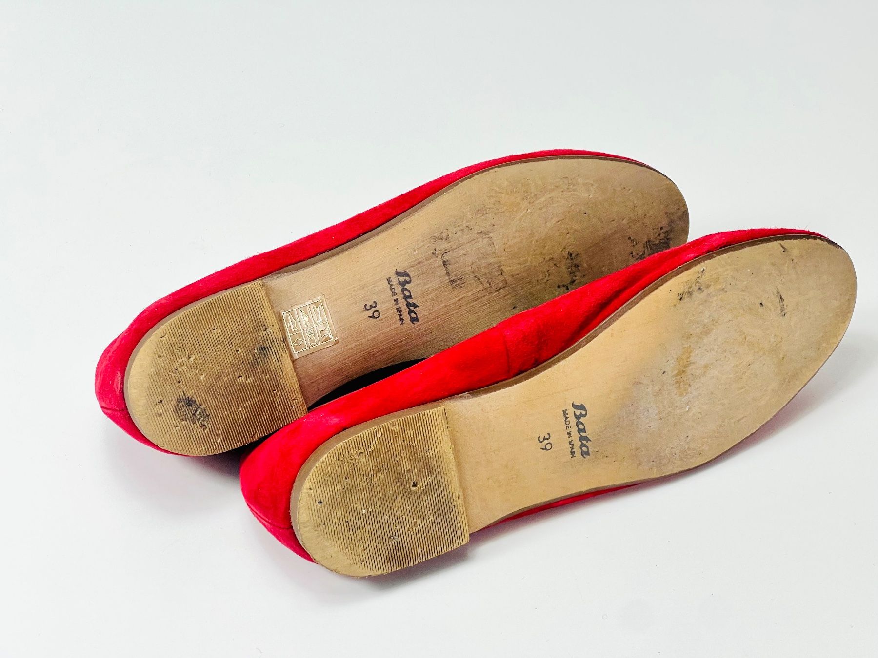 Chaussures femmes: Rote BATA Damen Slipper/Schuhe Grösse 39 – D'occasion à Zürich par Arche_Brockenhaus 7