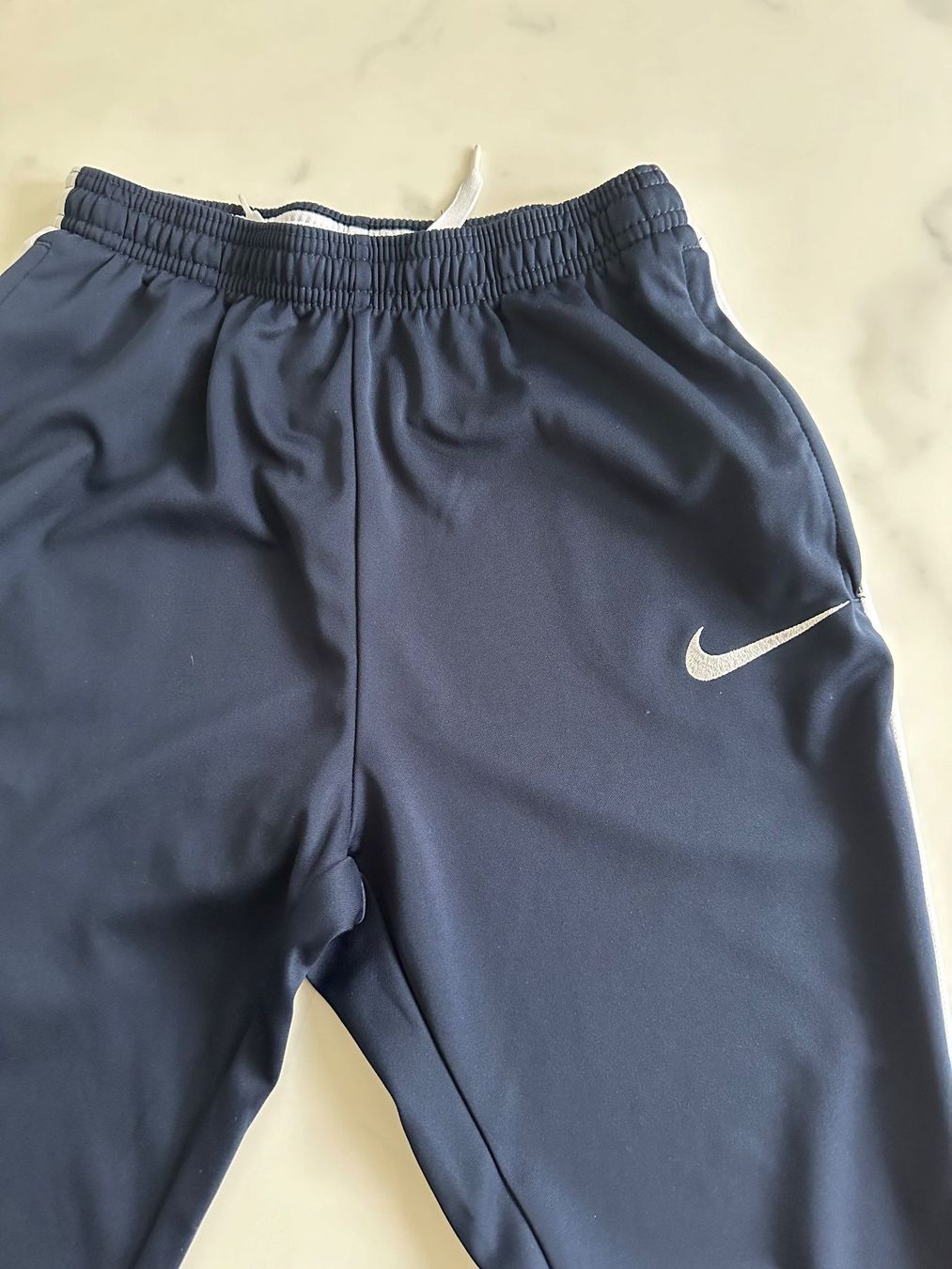 Nike Hosen: Nike Kinder Trainerhose Gr. 137-147 – Gebraucht aus Lausen von Swissart123 1