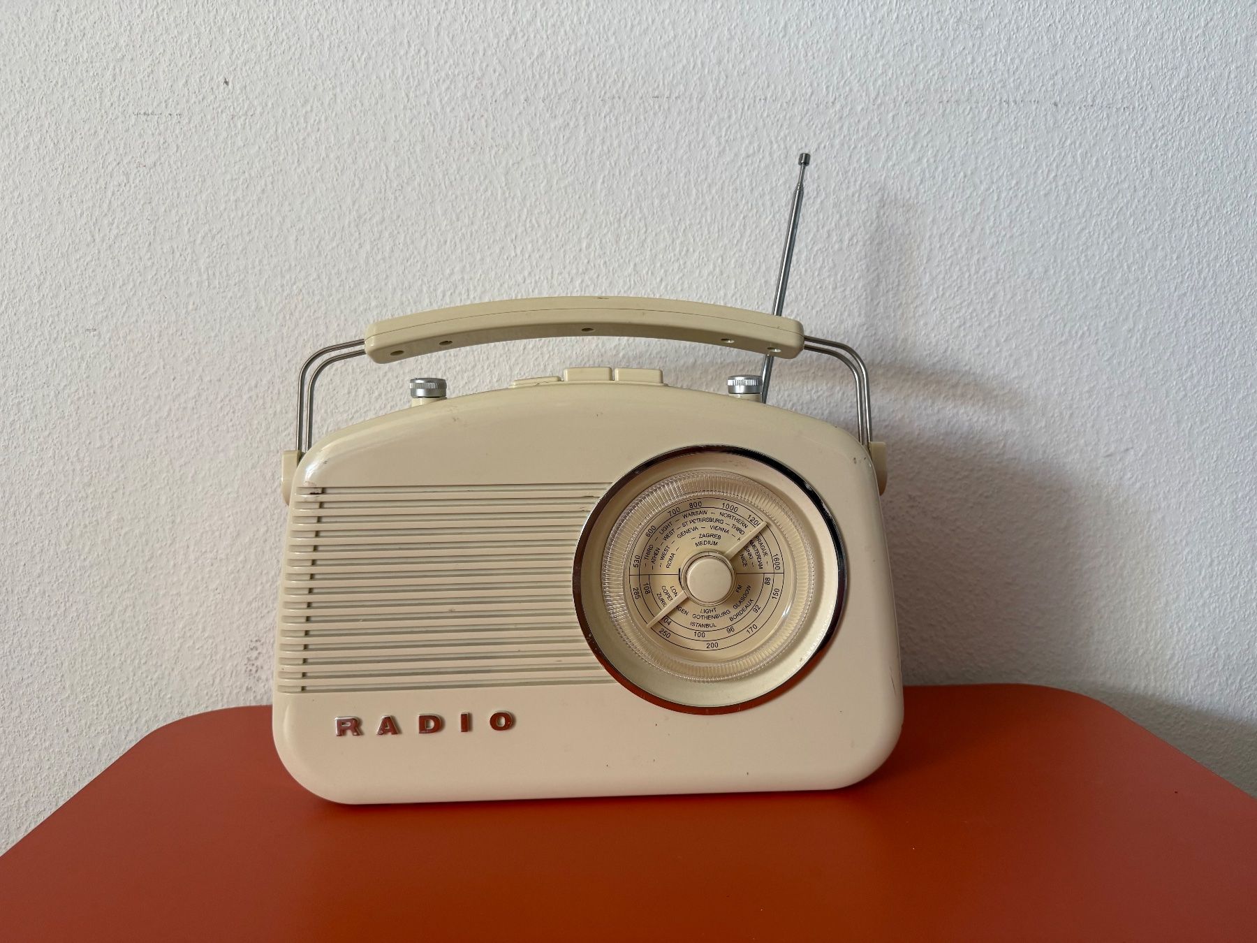Radios: Radio vintage - fonctionne – D'occasion à Lausanne par Ruche_