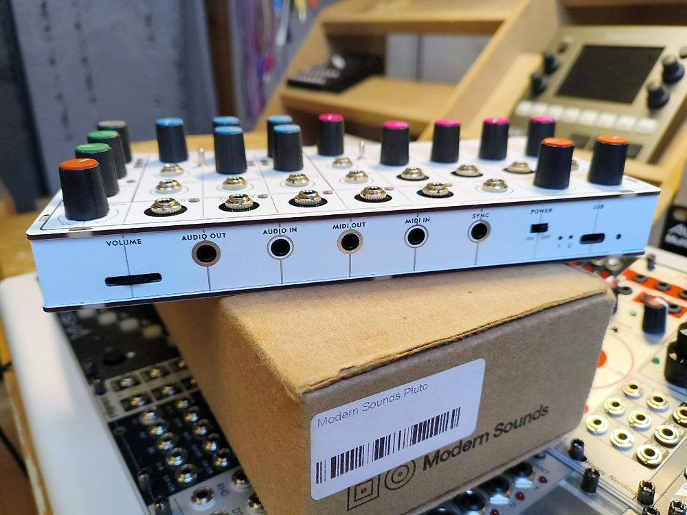 Strumenti musicali: Modern Sounds Pluto Semimodularer Synthesizer – Usato da Knonau venduto da Deralexan 2