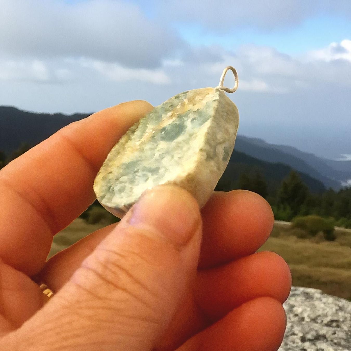 Ciondoli: Anhänger Allalin-Gabbro mit gravierter Spirale – Nuovo e nell'imballaggio originale da Aarau venduto da Schmuckhoehle_MD 9