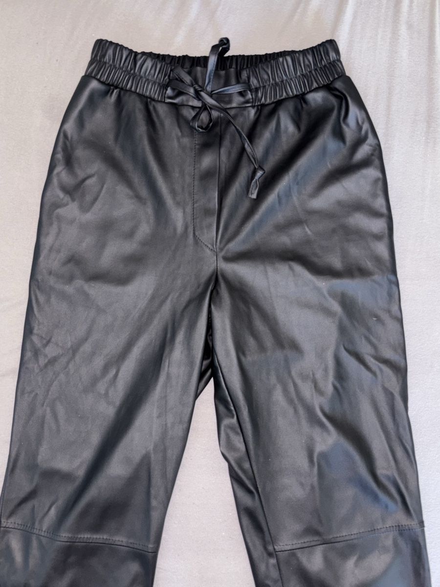 Hosen: BLACK FAUX LEATHER PANTS – Gebraucht aus Bern von kri_y8h8