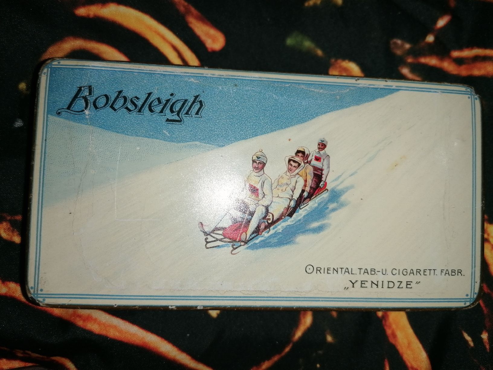 Tabacchi: Antike, wunderschöne Blechdose Yenidze Bobsleigh 50 Cigarett – Usato da Zürich venduto da Tin4Life